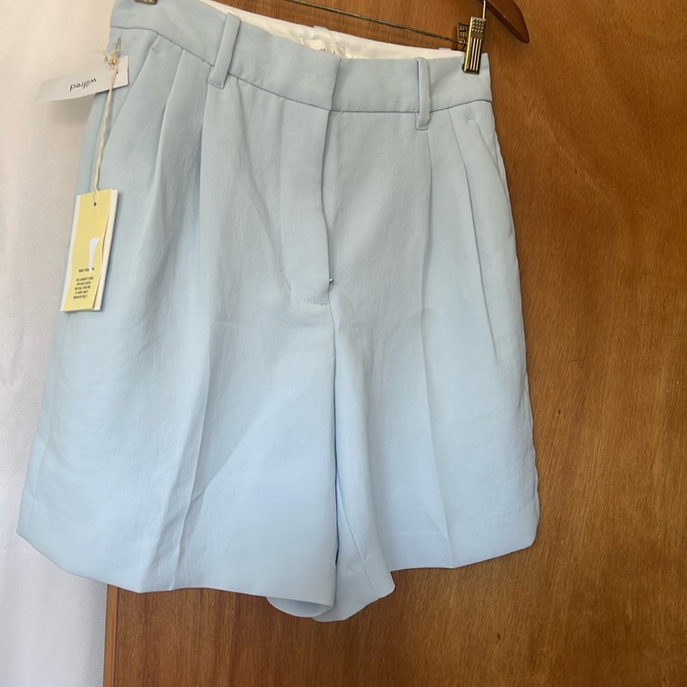 Aritzia 7” Effortless shorts